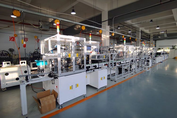 In che modo una linea di produzione con rotore a spazzole CC riesce a ottenere una produzione di precisione in grandi volumi?